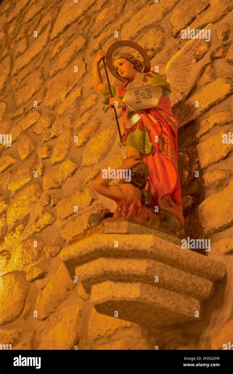 imagen de un ángel santo que representa una escena dentro de una iglesia medieval de piedra en