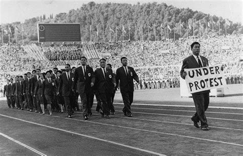 22 Of The Most Memorable And Iconic Moments In Olympic History Doyouremember Powerful