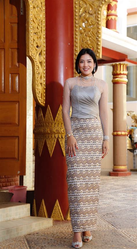 Pin By Chaw Su On Myanmar Dress Traditional Dresses Myanmar Dress Design Traditional Dresses