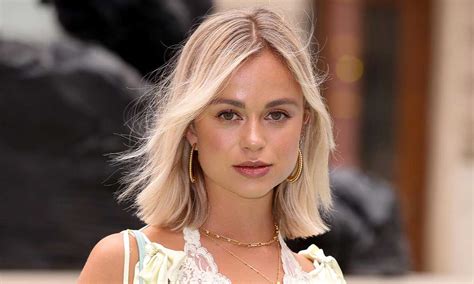 Prince Harrys Cousin Lady Amelia Windsor Ups The Ante In Depop Top And