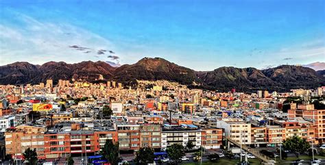 Recorrimos las calles del barrio dorado, ubicado en la localidad de santa fe, para entregar más de 300 mercados a las familias en situación de vulnerabilidad en este sector de la ciudad. Santa Fe de Bogota Photograph by Maria Coulson