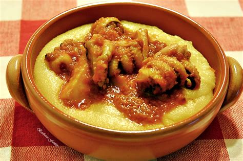 Le seppie in umido con piselli sono un secondo piatto molto gustoso e genuino ed è anche parecchio versatile da preparare. Seppie in umido con polenta - ricetta con il pesce