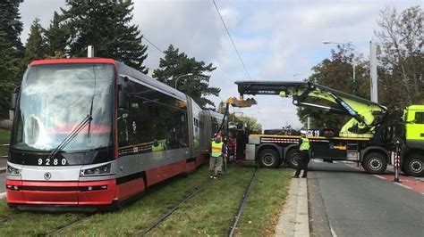 V Praze se během jízdy porouchal nejnovější typ tramvaje, podruhé za ...