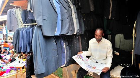 East Africa pushes second-hand clothing ban | Africa | DW | 26.02.2018