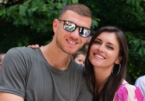 Arkadaş grubuyla birlikte poz veren dzeko'nun arda ile yan yana olması. Amra Dzeko: "Io, moglie del capitano e pazza di questa ...