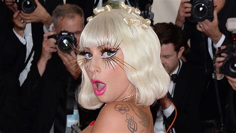 Lady Gaga Pillada Besándose Con Un Misterioso Hombre En Nochevieja Europa Fm