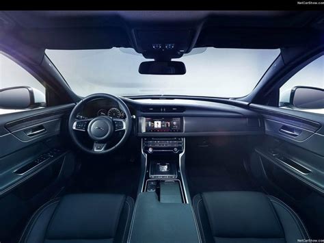 Фото нового Ягуар ХФ 2021 фото салона и багажника Jaguar Xf