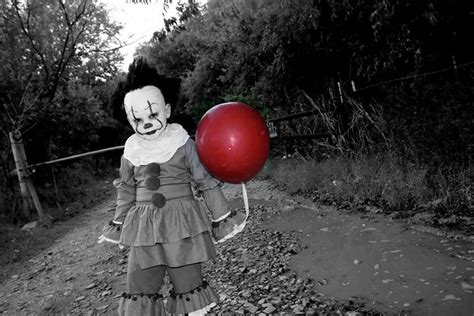 Sa 4 Year Olds Pennywise Costume Is Winning Hearts Contests