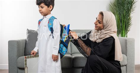 طفل عربي خليجي سعودي يرتدي حقيبة الظهر المدرسية، ارتداء الزي المدرسي، تجهيز وتنظيم الحقيبة