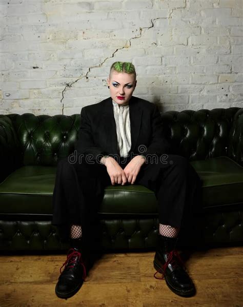 Fille Punk Avec L Attitude Cheveux Verts Tatouages Perforations Du Visage Image Stock Image