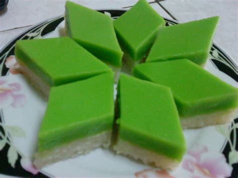 Beras pulut, santan, tepung gandum, tepung ubi, gula dan telur. Kuih-Muih Hasiah: KUIH SERI MUKA PANDAN