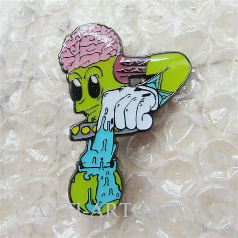 customized soft enamel metal pins with epoxy glow in dark very high quality 2 inch in pins