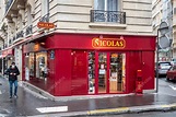 Fachada francesa con logotipo de la tienda de la marca NICOLAS en París ...