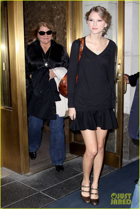 Taylor Swift S Mom Andrea Diagnosed With Cancer Photo Taylor Swift Pictures Just Jared