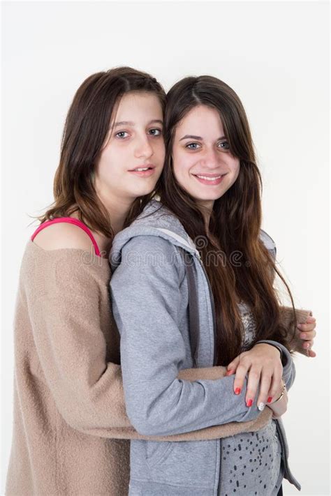 Deux Lesbiennes Soeurs Jumelles Belle Jeune Femme Bouclée En Robe