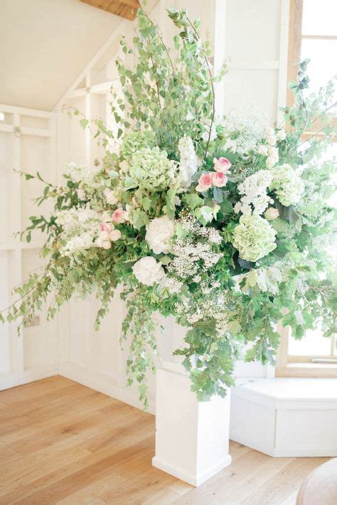 How To Decorate Your Wedding Ceremony With Statement Flowers In 2019