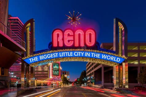 Reno Arch Welkomstteken In Reno Nevada In Dusk Redactionele Fotografie