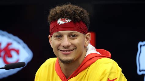 Patrick Mahomes Surprises Chiefs Offensive Line With Personalized Golf