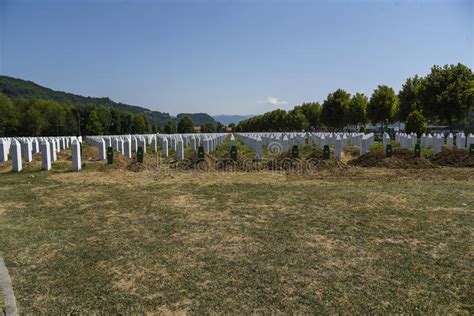 A place of remembrance for srebrenica memorial center @srebrenicamc. Il Memoriale Ed Il Cimitero Di Srebrenica-Potocari ...
