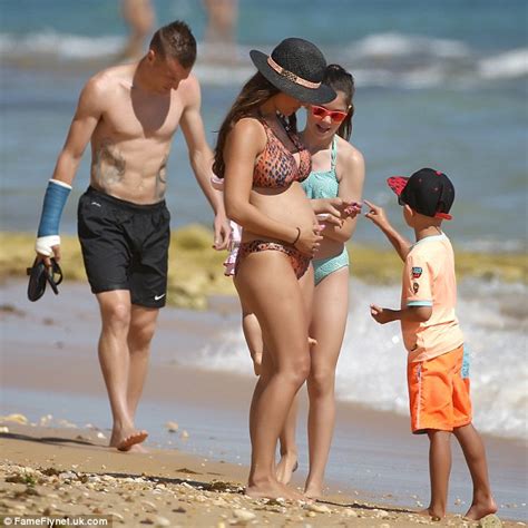 England Football Star Jamie Vardy S Wife Becky Shows Off Her Baby Bump