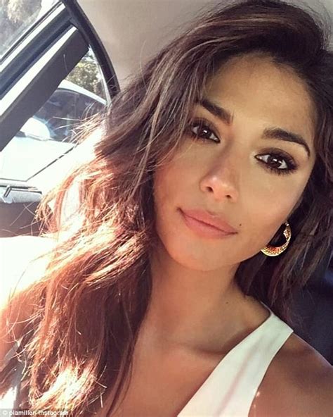 Pia Miller Shows Off Her Glamorous Side In Chic Selfie Daily Mail Online