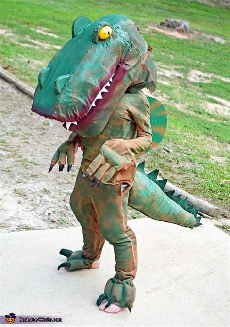 Spinosaurus Dinosaur Costume Photo 33