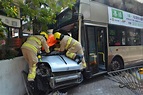 七人車聯合道被巴士推上行人路險被夾扁 有7人受傷 - 香港經濟日報 - TOPick - 新聞 - 突發 - D161108