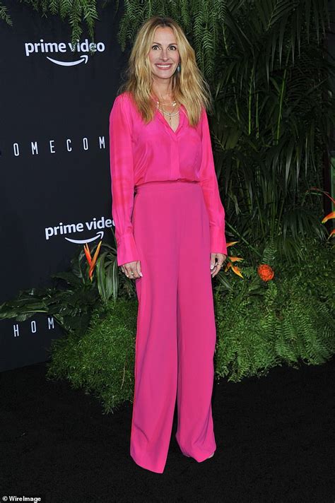 Julia Roberts Is Pretty In Pink As She Arrives At Homecoming Premiere