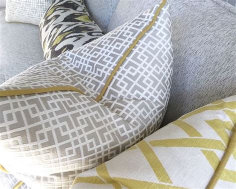 How To Pick Perfect Decorative Throw Pillows For Your Sofa Bed Or