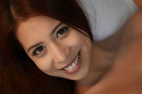 Fond d écran MetArt femmes Paula Shy souriant yeux marrons