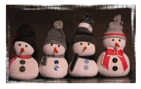 Ces petits bonhommes de neige sont si faciles à faire! Bricolage de Noël : le bonhomme de neige "chaussettes ...