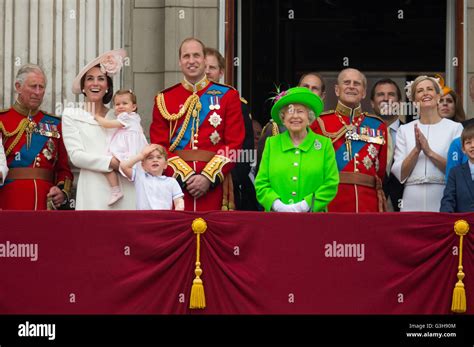 La Famiglia Reale Britannica Raccogliere Sul Balcone Di Buckingham