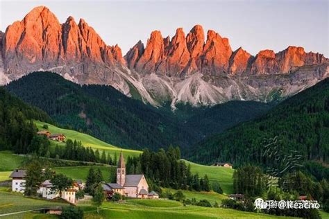 阿尔卑斯山最美地方之一，意大利多洛米蒂（dolomiti）的小镇，坐公车就能到达 知乎