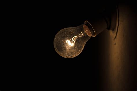 무료 이미지 구근 어둠 램프 전기 조명 에너지 매크로 사진 아직도 인생 사진 어두운 빛 백열 전구