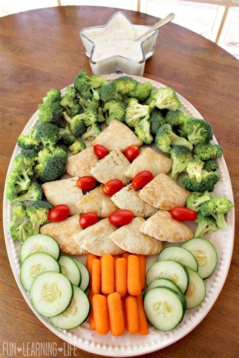 Impress the family with loads of exciting ways to cook. Christmas Tree Sandwich Platter with Vegetables and ...