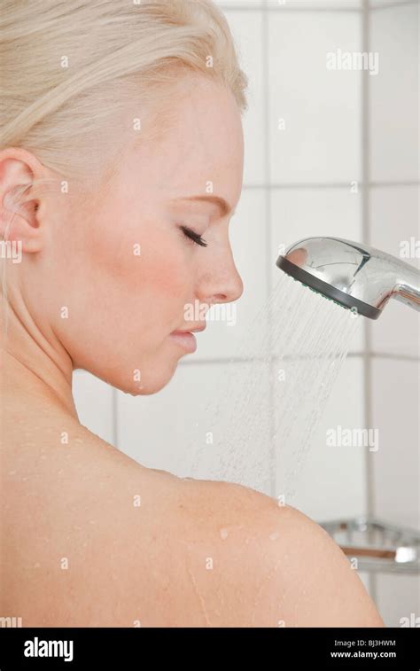 frauen in der dusche stockfotografie alamy