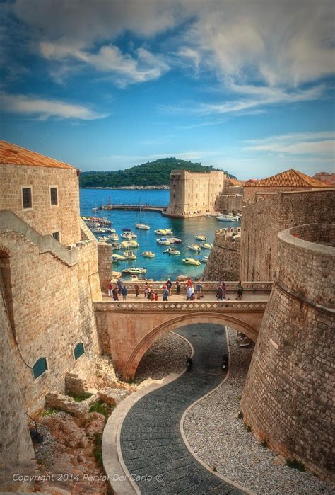 De godt bevarte bygningene spenner fra den barokke st. Dubrovnik by Perval Del Carlo | Reizen kroatië, Dubrovnik ...