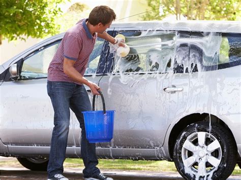 Es seguro lavar el coche con una pistola a presión Aprende cómo lavar