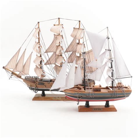 Fragata Siglo Xviii And Bluenose Wooden Ship Models Ebth