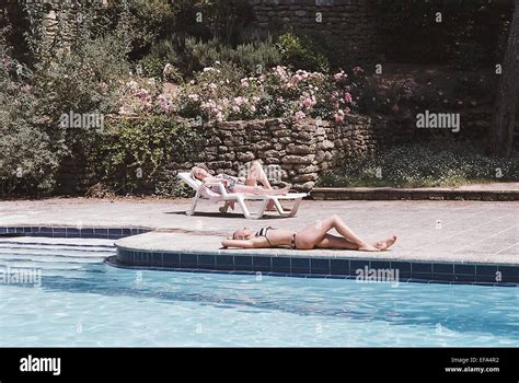 Charlotte Rampling Ludivine Sagnier Swimmingpool Stockfotografie Alamy