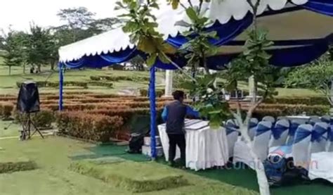 Kesepian ditinggal suami keluar kota akhirnya aku wikwik bareng teman suamiku. Papan Tanda Nama Sudah Tersedia, Jenazah Ashraf Sinclair ...
