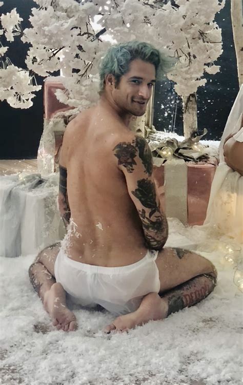 Omg His Butt Uhgain Tyler Posey Is The Naked Bottom Elf This Holiday My Xxx Hot Girl