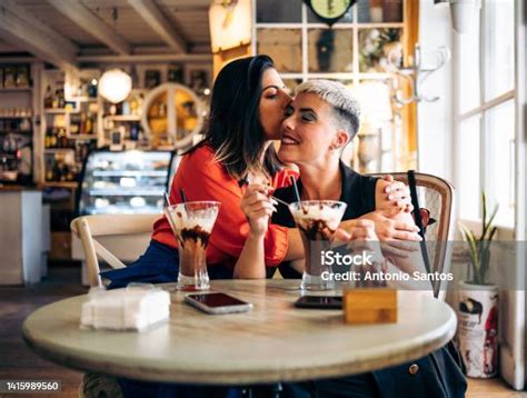 Photo Libre De Droit De Un Jeune Couple De Lesbiennes Sembrasse Dans Un