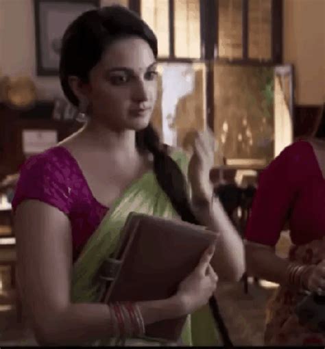 BOLLYTOLLY ACTRESS IMAGES GIF IMAGES Madhuri Kiara Advani Saree DROP