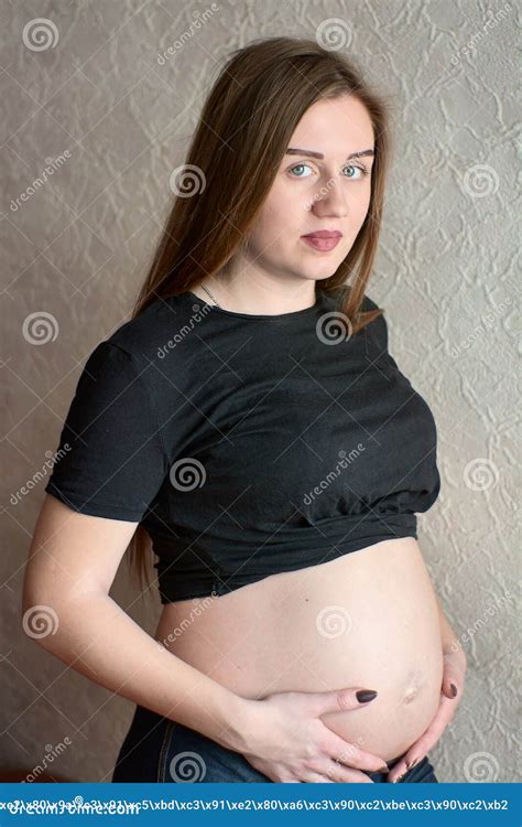 junge schwangere frau schwangere schnheit die zu hause aufwirft stockfoto bild von haupt