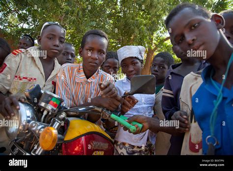 Kinder Auf Dem Dorfmarkt Fulani Der Bourro Im Nördlichen Burkina Faso