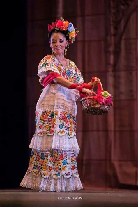 Beautiful Yucatan Folklorico Dancer Mexican Night Mexican Art Every