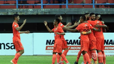 Leg pertama pertemuan dua tim ini akan digelar di stadion maguwoharjo, sleman, kamis (15/4/2021) malam pukul 20.30 wib. PREDIKSI Borneo FC vs Persija Piala Menpora 2021, Pemain ...
