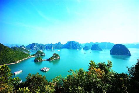 Ha Long Bay Vietnam Amazing Emerald Waters Limestone Islands