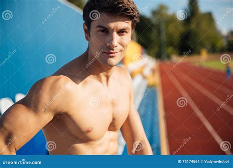 fermez vous vers le haut du portrait d un athlète masculin bel sexy nu photo stock image du